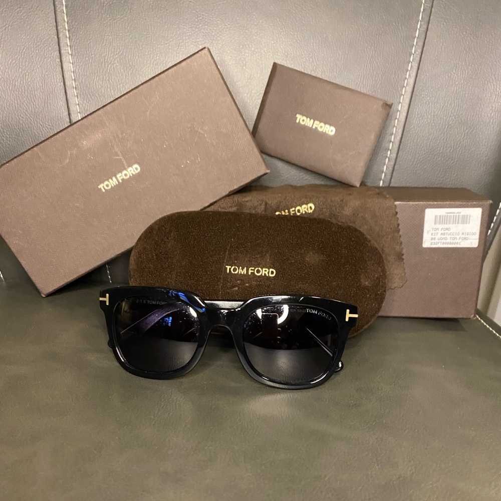 unisex TOM FORD shades. - Picture 3 of 5